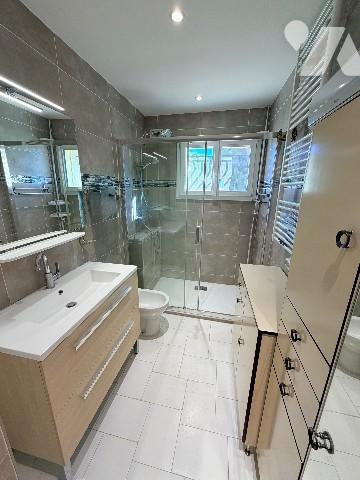 Villa en R+1 de 5 chambres dont une en RDC avec salon, cuisine ouverte sur jardin exposition sud-est