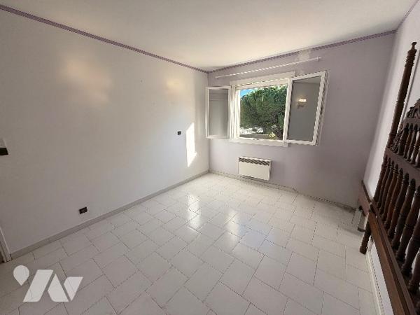 Villa en R+1 de 5 chambres dont une en RDC avec salon, cuisine ouverte sur jardin exposition sud-est