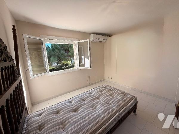 Villa en R+1 de 5 chambres dont une en RDC avec salon, cuisine ouverte sur jardin exposition sud-est