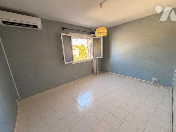 Villa en R+1 de 5 chambres dont une en RDC avec salon, cuisine ouverte sur jardin exposition sud-est