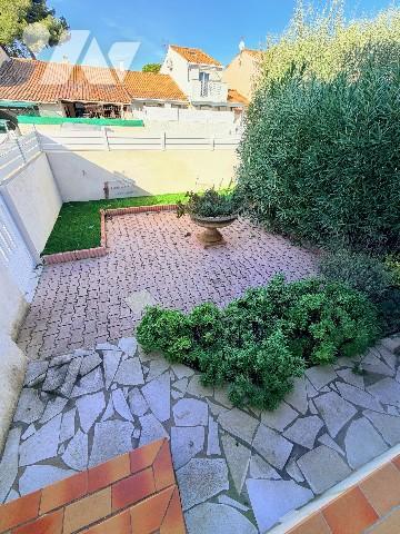 Villa en R+1 de 5 chambres dont une en RDC avec salon, cuisine ouverte sur jardin exposition sud-est