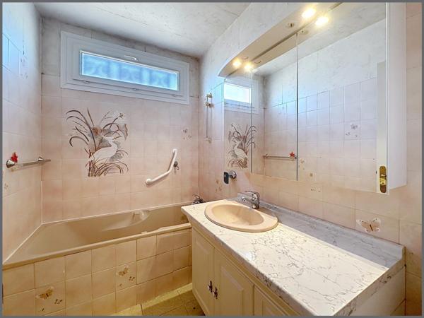 Jolie maison avec jardinet et garage !