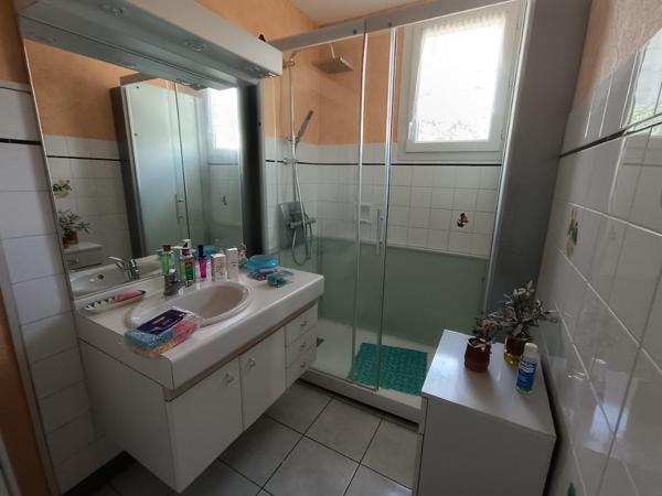 29520 Châteauneuf du Faou maison avec 4  chambres et salle d'eau récente pas de vis à vis