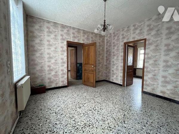 A 5mn d'Hazebrouck, Idéalement située en centre village d'Hondeghem, vaste maison de famille tr...