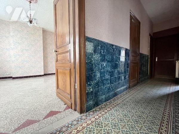 A 5mn d'Hazebrouck, Idéalement située en centre village d'Hondeghem, vaste maison de famille tr...