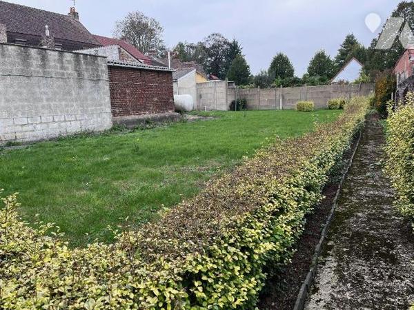 A 5mn d'Hazebrouck, Idéalement située en centre village d'Hondeghem, vaste maison de famille tr...