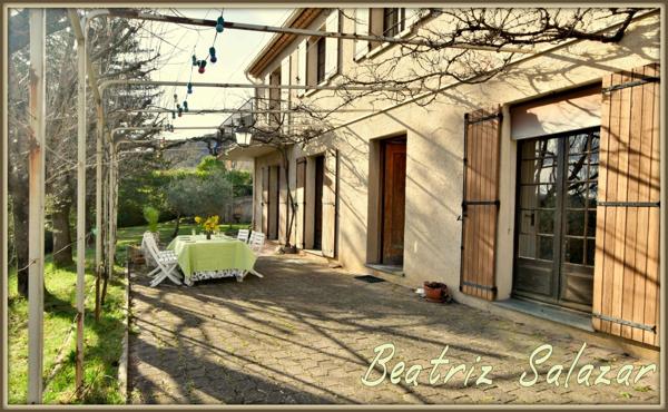 A Digne-les-Bains, grande maison familiale de 215 m², 9 pièces, double garage, abri camping-car, cave, dépendances sur un terrain de 4891 m².