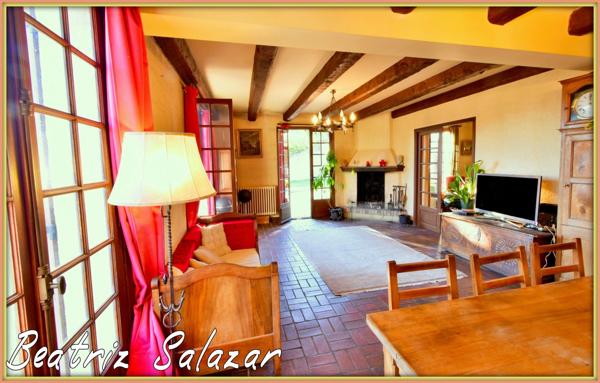 A Digne-les-Bains, grande maison familiale de 215 m², 9 pièces, double garage, abri camping-car, cave, dépendances sur un terrain de 4891 m².