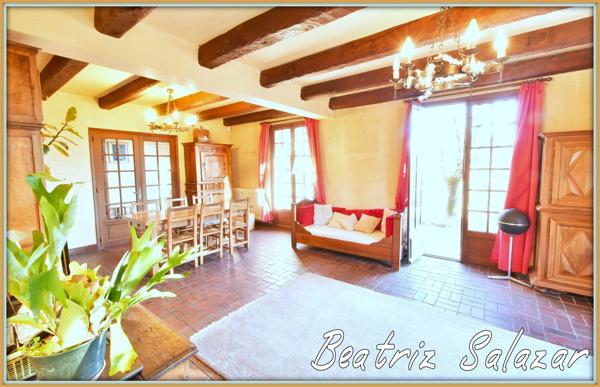 A Digne-les-Bains, grande maison familiale de 215 m², 9 pièces, double garage, abri camping-car, cave, dépendances sur un terrain de 4891 m².