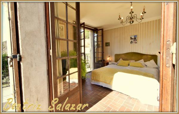 A Digne-les-Bains, grande maison familiale de 215 m², 9 pièces, double garage, abri camping-car, cave, dépendances sur un terrain de 4891 m².