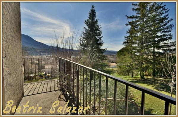 A Digne-les-Bains, grande maison familiale de 215 m², 9 pièces, double garage, abri camping-car, cave, dépendances sur un terrain de 4891 m².
