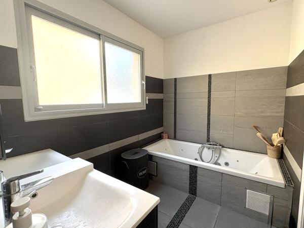 Maison récente de plain-pied avec piscine – Proche commodités SAINT PAUL TROIS CHATEAUX (26)