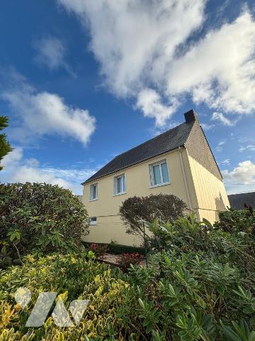Lannilis - Maison non mitoyenne avec jardin, véranda et grand sous-sol

À proximité immédiate...