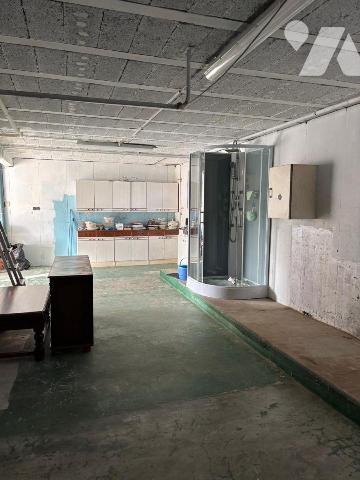 Lannilis - Maison non mitoyenne avec jardin, véranda et grand sous-sol

À proximité immédiate...