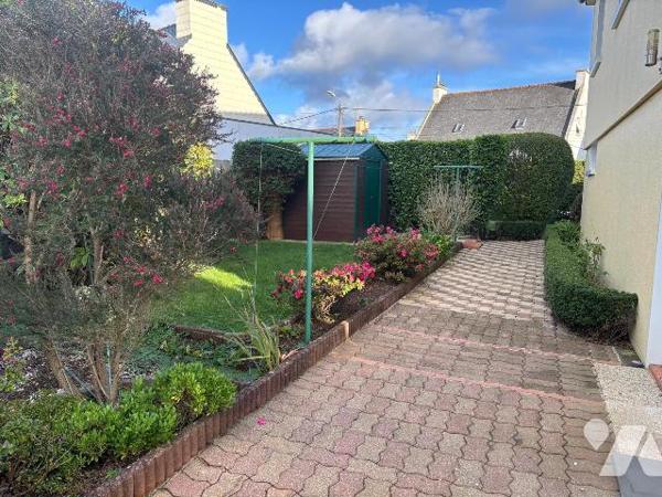 Lannilis - Maison non mitoyenne avec jardin, véranda et grand sous-sol

À proximité immédiate...