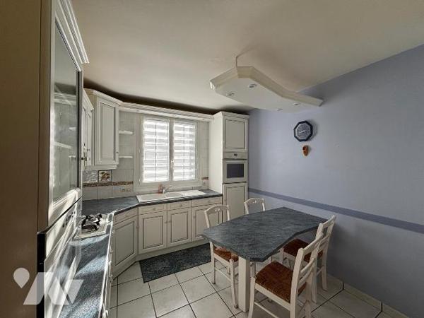 Lannilis - Maison non mitoyenne avec jardin, véranda et grand sous-sol

À proximité immédiate...