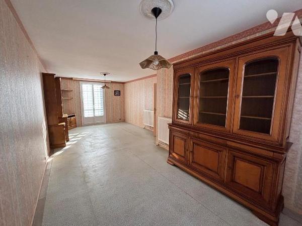 Lannilis - Maison non mitoyenne avec jardin, véranda et grand sous-sol

À proximité immédiate...