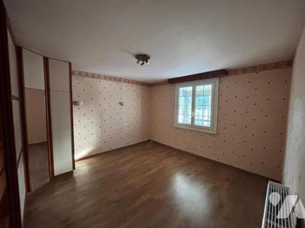 Lannilis - Maison non mitoyenne avec jardin, véranda et grand sous-sol

À proximité immédiate...