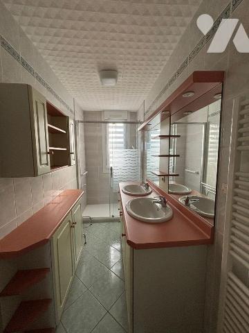 Lannilis - Maison non mitoyenne avec jardin, véranda et grand sous-sol

À proximité immédiate...