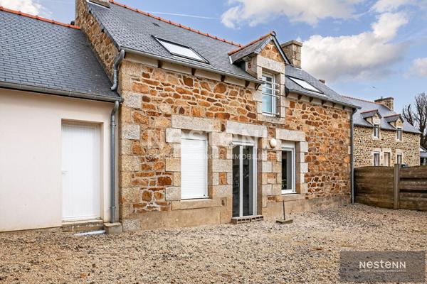 MAISON EN PIERRE À VENDRE POMMERET - Maison en pierre, totalement rénovée dans le bourg de Pommeret profitant de 3 chambres, d'un jardin et d'un garage !