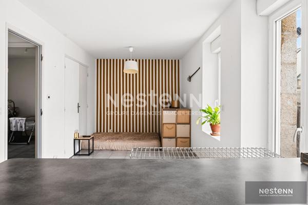 MAISON EN PIERRE À VENDRE POMMERET - Maison en pierre, totalement rénovée dans le bourg de Pommeret profitant de 3 chambres, d'un jardin et d'un garage !