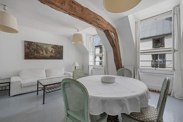 Entre la place des Vosges et la rue de Bretagne - Dernier étage - Appartement ensoleillé à l'esprit maison de campagne - PARIS