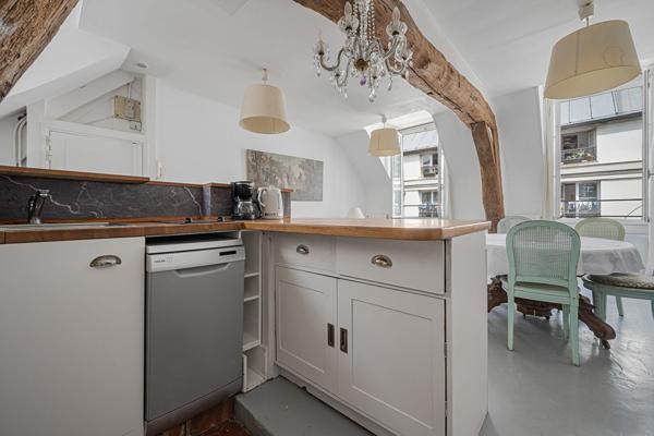 Entre la place des Vosges et la rue de Bretagne - Dernier étage - Appartement ensoleillé à l'esprit maison de campagne - PARIS