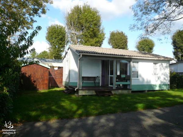 ERDEVEN, dans un camping, un emplacement privé avec un chalet très bien entretenu