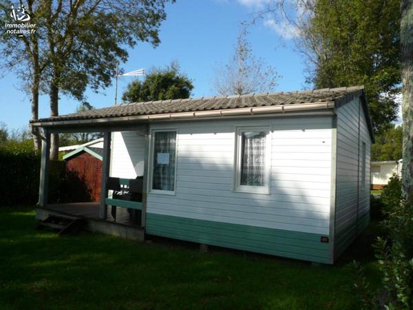 ERDEVEN, dans un camping, un emplacement privé avec un chalet très bien entretenu