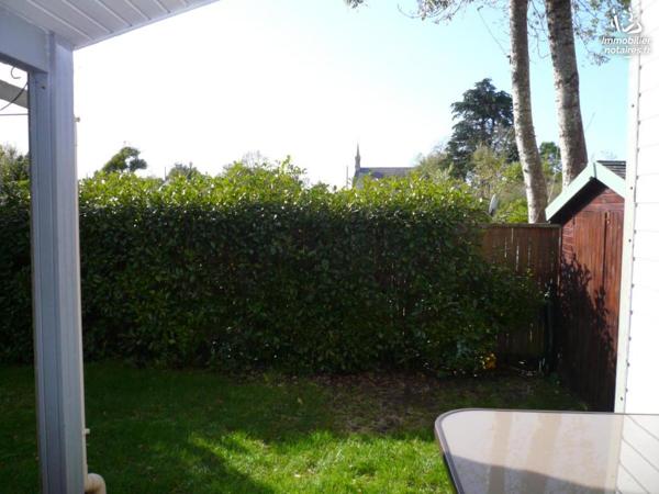 ERDEVEN, dans un camping, un emplacement privé avec un chalet très bien entretenu