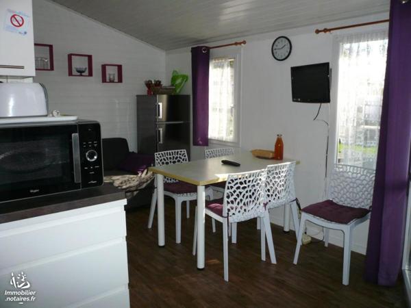 ERDEVEN, dans un camping, un emplacement privé avec un chalet très bien entretenu