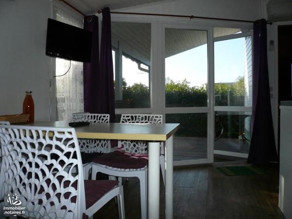 ERDEVEN, dans un camping, un emplacement privé avec un chalet très bien entretenu