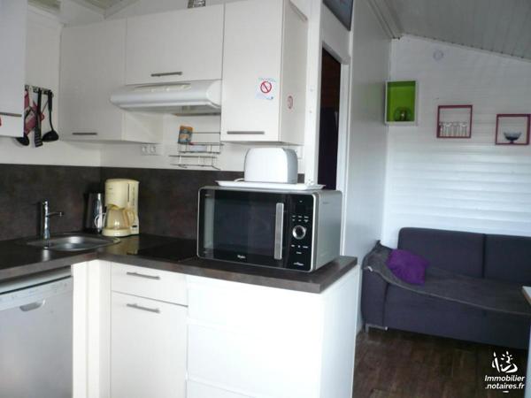 ERDEVEN, dans un camping, un emplacement privé avec un chalet très bien entretenu