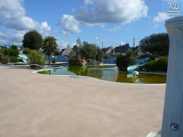 ERDEVEN, dans un camping, un emplacement privé avec un chalet très bien entretenu