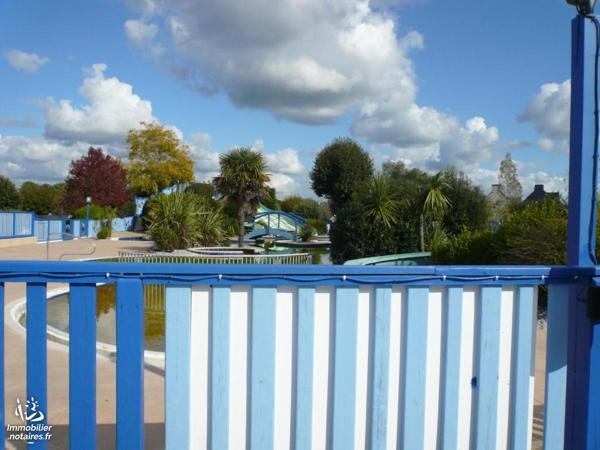 ERDEVEN, dans un camping, un emplacement privé avec un chalet très bien entretenu