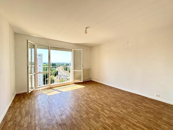 Appartement rénové de type 3 avec vue dégagée.