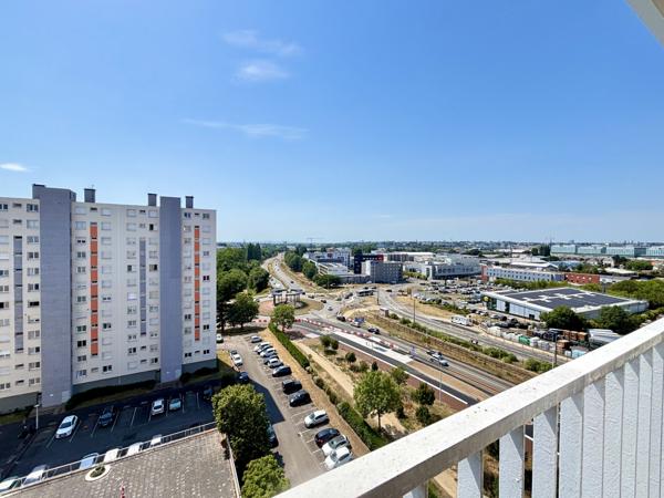 Appartement rénové de type 3 avec vue dégagée.