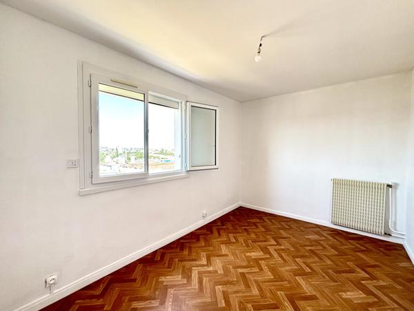 Appartement rénové de type 3 avec vue dégagée.