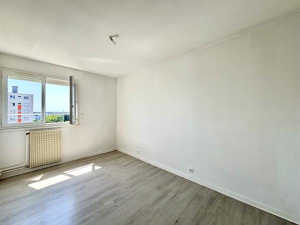 Appartement rénové de type 3 avec vue dégagée.