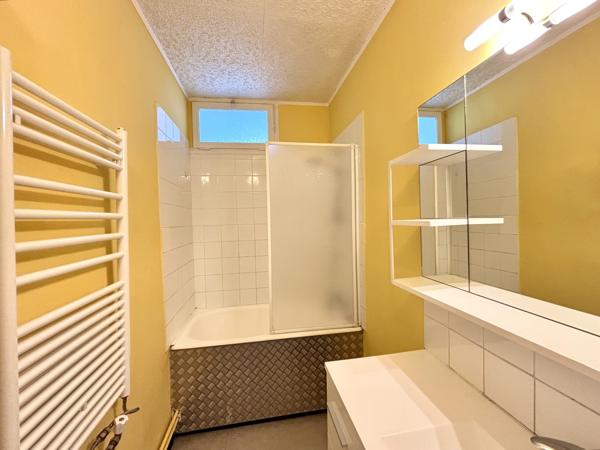 Appartement rénové de type 3 avec vue dégagée.