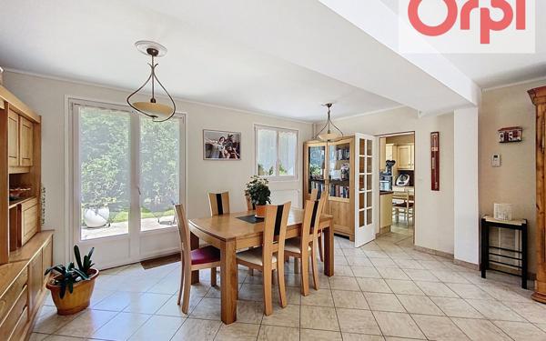 Maison à vendre    5 pièces • 136 m2 Le Mesnil-Saint-Denis