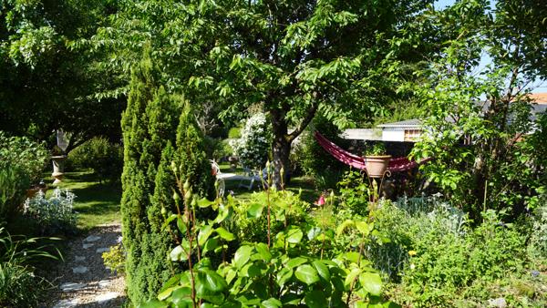 Maison de bourg, charme, caractère et jardin intimiste.