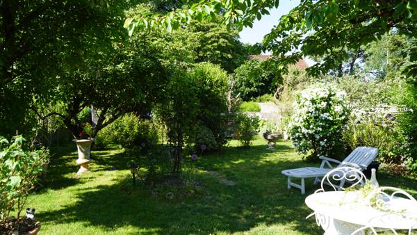 Maison de bourg, charme, caractère et jardin intimiste.