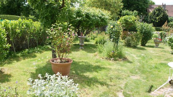 Maison de bourg, charme, caractère et jardin intimiste.