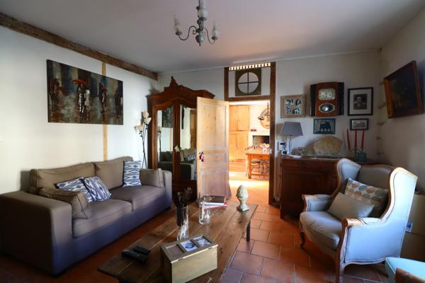 Maison de bourg, charme, caractère et jardin intimiste.