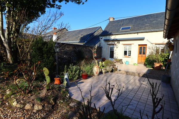 Maison de bourg, charme, caractère et jardin intimiste.