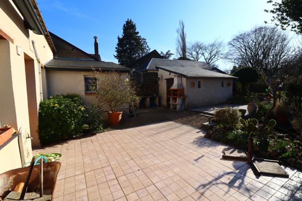 Maison de bourg, charme, caractère et jardin intimiste.