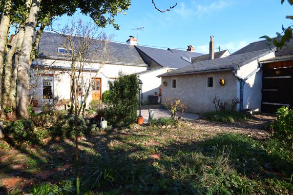 Maison de bourg, charme, caractère et jardin intimiste.