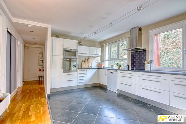 Versailles Montreuil Appartement 4 Pièces 83 m² carrez situé au 1er étage avec balcon , cave et jardin de copropriété - ce(s) €515 000 ** - Référence 26692