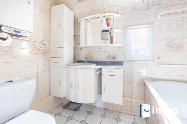 À 10 min à pied du RER E Bondy, maison familiale 4 chambres avec lumineuse véranda et jardin